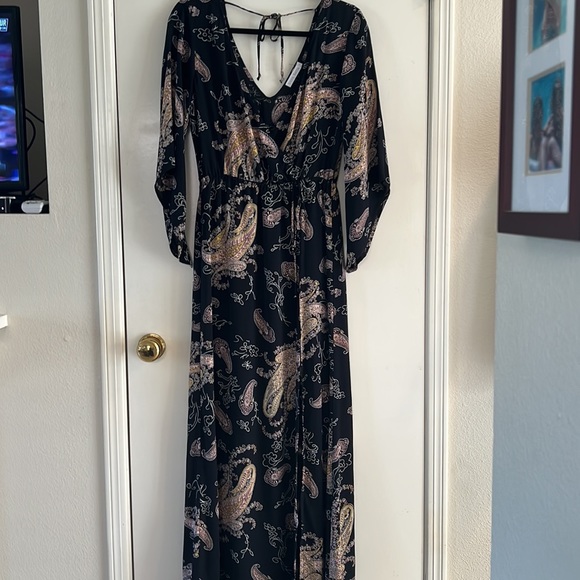 Stevie Sister Dresses & Skirts - Maxi Paisley V-Neck Long Sleeve Dress - Black/Pink